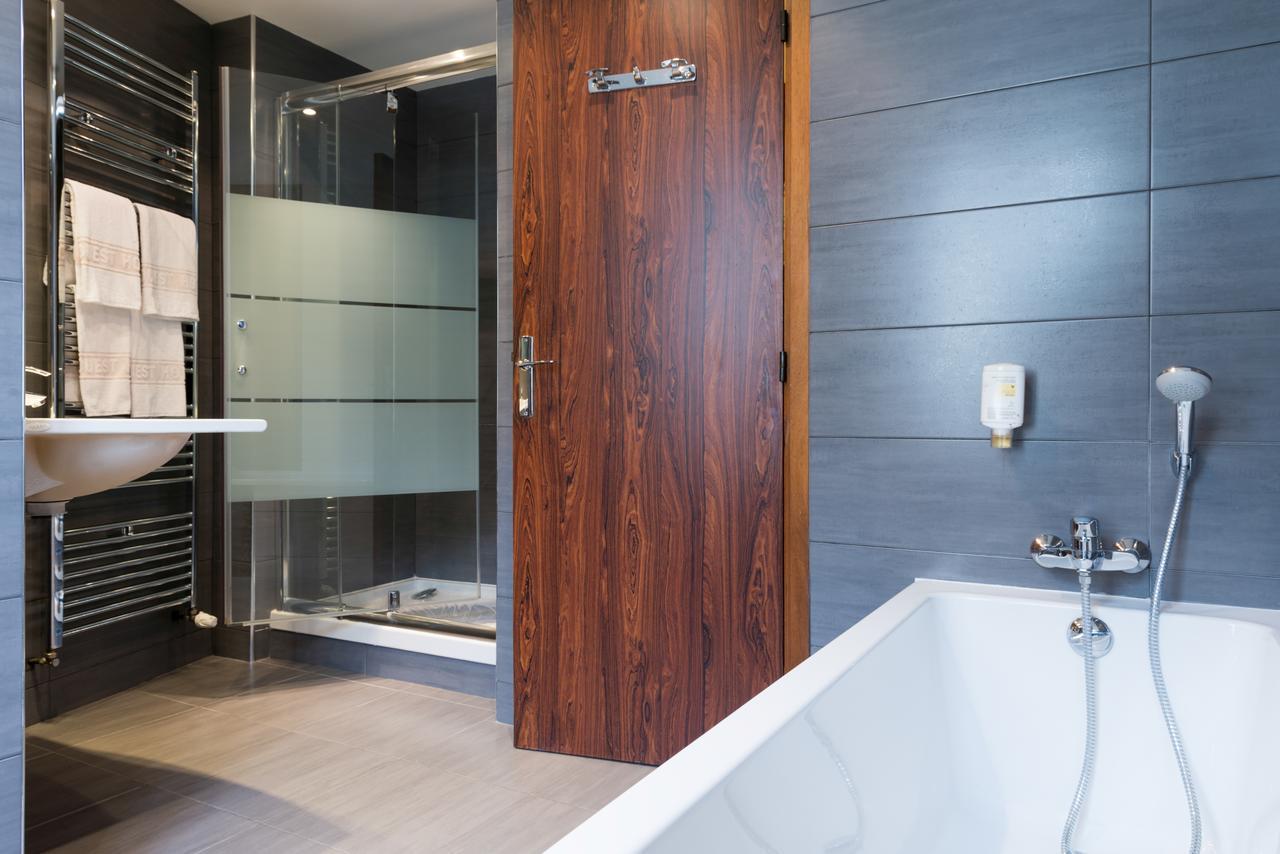 Twin Room Bath